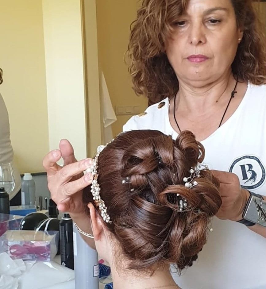 Peluquería Manoli Fuentes mujer realizando peinado de boda